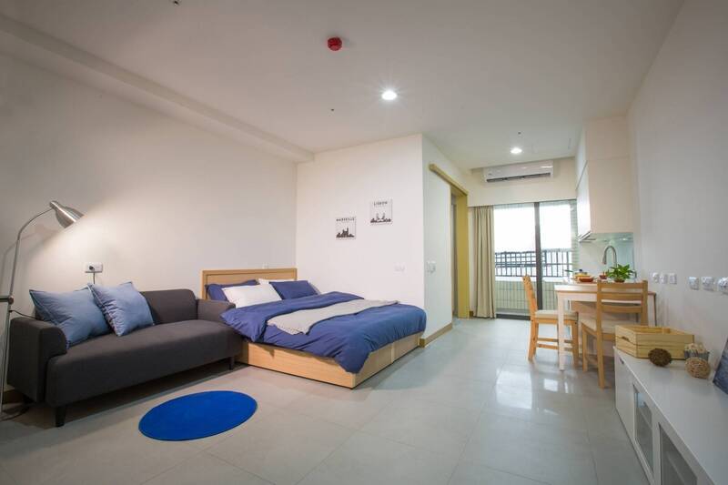 Area Parkir di Perumahan Sosial Diisi oleh Mobil Mewah 