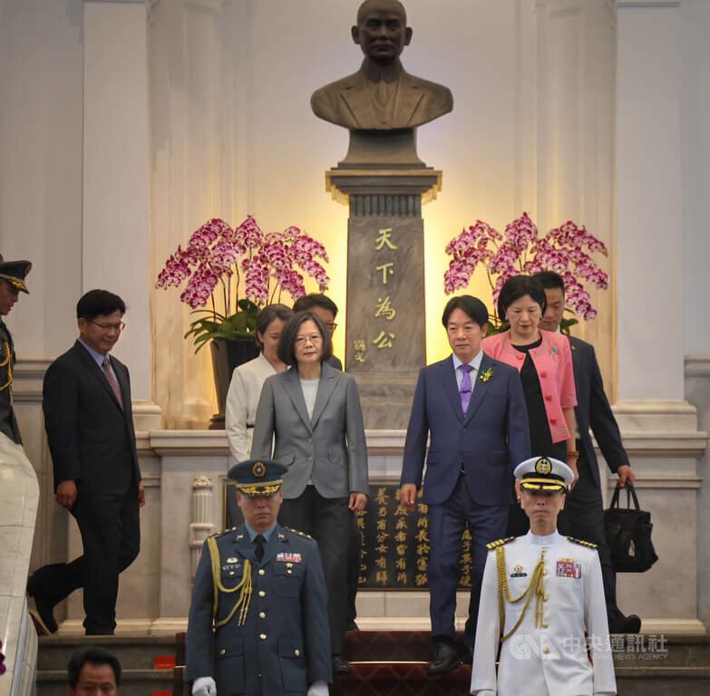 Usai Mengucapkan Sumpah Jabatan, Presiden Lai Mengantar Tsai Ing-wen Meninggalkan Istana Kepresidenan