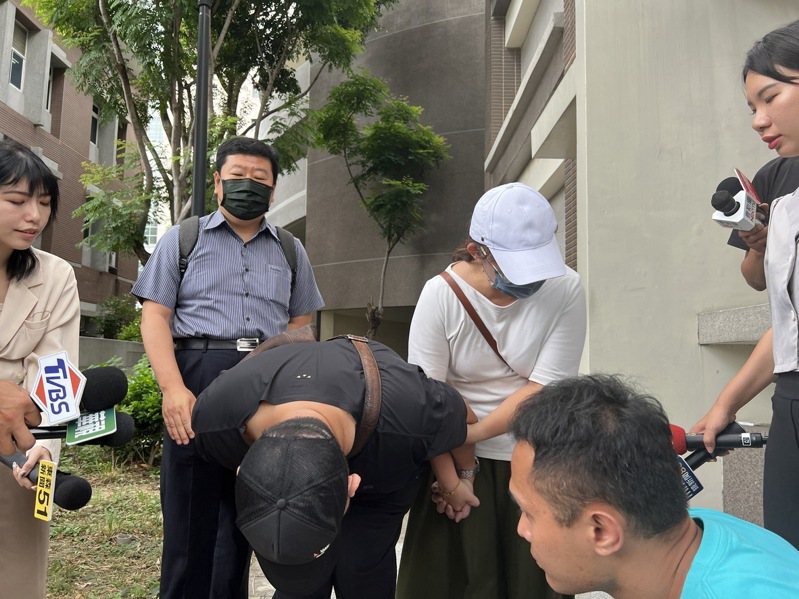 Orang Tua Pelaku Penusukan MRT Taichung Membungkuk Minta Maaf Sebanyak 5 Kali! Menangis dan Mengatakan: Kami Sudah Gagal Mendidik Anak Kami