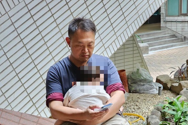 Orang Tua Terlibat Narkoba Ditangkap, Bayi 8 Bulan Ditinggal Tanpa Ada yang Asuh, Aparat Polisi Taichung Bergantian Merawat