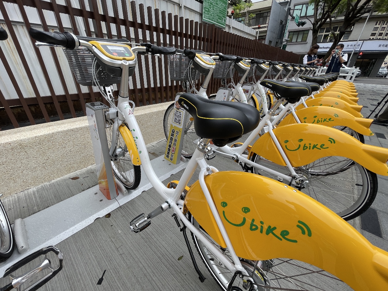 Kamu yang Sering Naik UBIKE Wajib Tahu! Membonceng Saat Naik UBIKE, Emang Boleh? Pakar: Hati-hati Spakbor Belakang Mudah Pecah