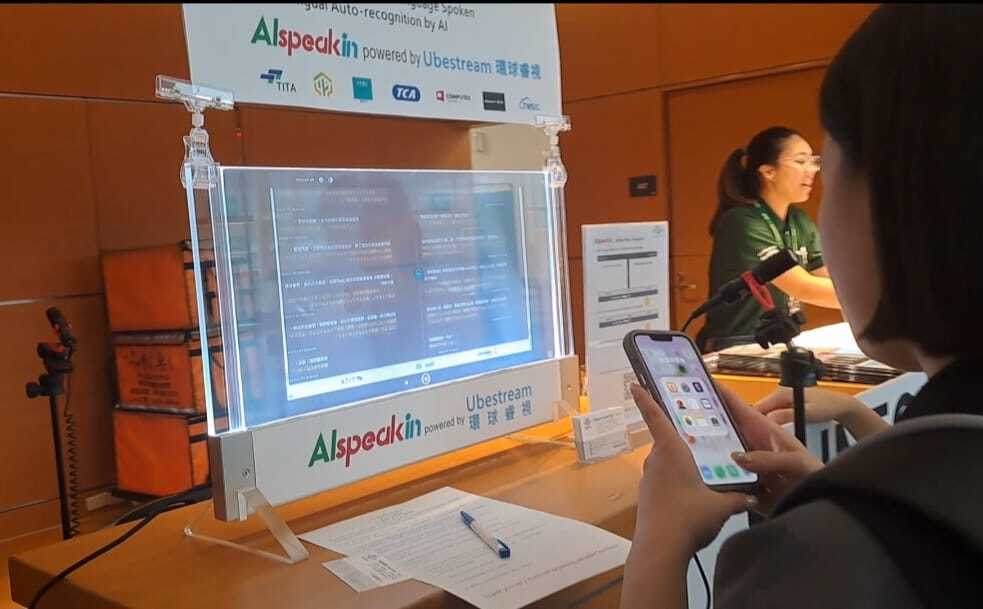 InnoVEX 2024: AIspeakin, Robot Penerjemah AI Layar Transparan yang Kuasai 15 Bahasa, Termasuk Bahasa Indonesia!