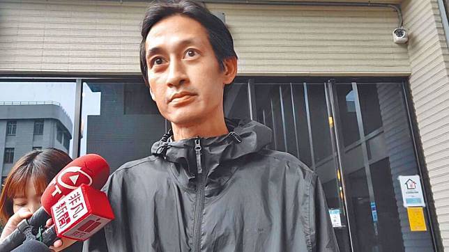 Kesal Karena Dipaksa untuk Mengidentifikasi Jenazah, Aktor Taiwan Ini Berlutut: Sudah 800 Kali Saya Katakan Kalau Itu Bukan Jenazah Ibu Saya