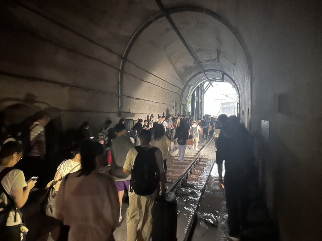 Insiden KA Tze-chiang 229 Menabrak Longsoran Batu dan Tanah, Penumpang Mengungkapkan “Momen Mengerikan”, Begini Tanggapan Kereta Api Taiwan
