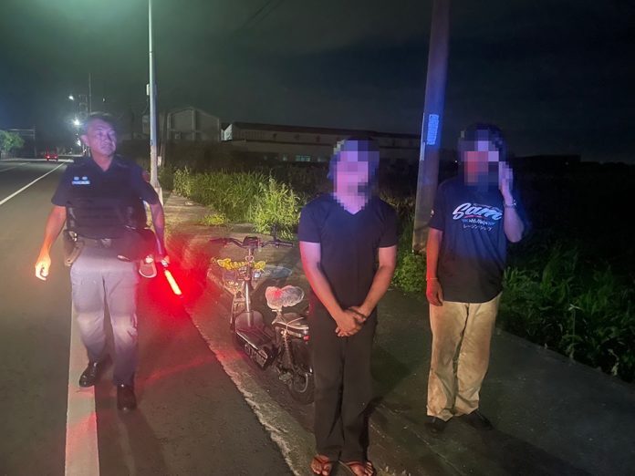 Mengendarai Sepeda Motor Listrik dalam Kondisi Mabuk dan Tanpa Menyalakan Lampu, Pekerja Migran di Tainan Ditangkap oleh Polisi Keamanan