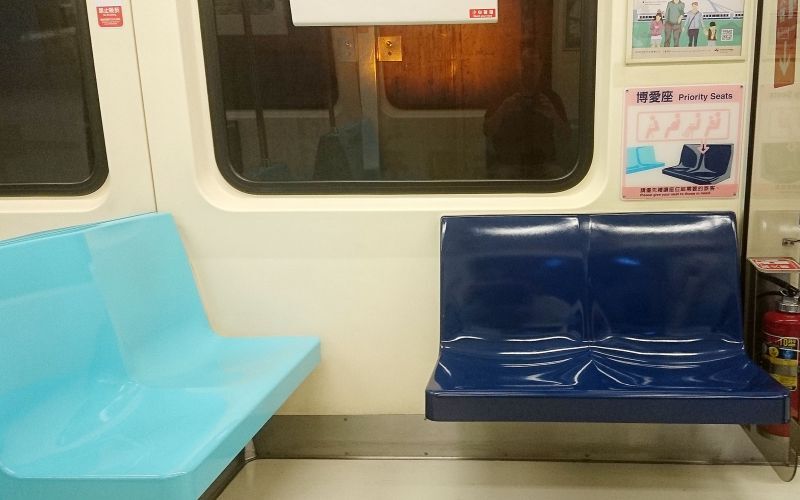Naik MRT Sambil Membawa Kursi Prioritas Sendiri? Pasangan Lansia Ini Membawa Kursi Makan ke Dalam Gerbong MRT, Netizen Taiwan Tertegun
