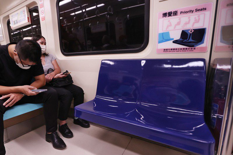 Lagi-lagi Kursi Prioritas! Pria Ini Bawa Kursi Komputer ke Dalam Gerbong MRT Taipei! Netizen Taiwan: Niat Banget!