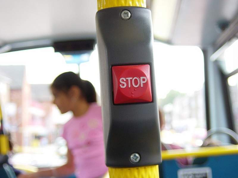 Bagaimana Pencetnya? Tombol STOP Diletakkan di Langit-langit Dalam Bus, Netizen Taiwan Bertanya-tanya