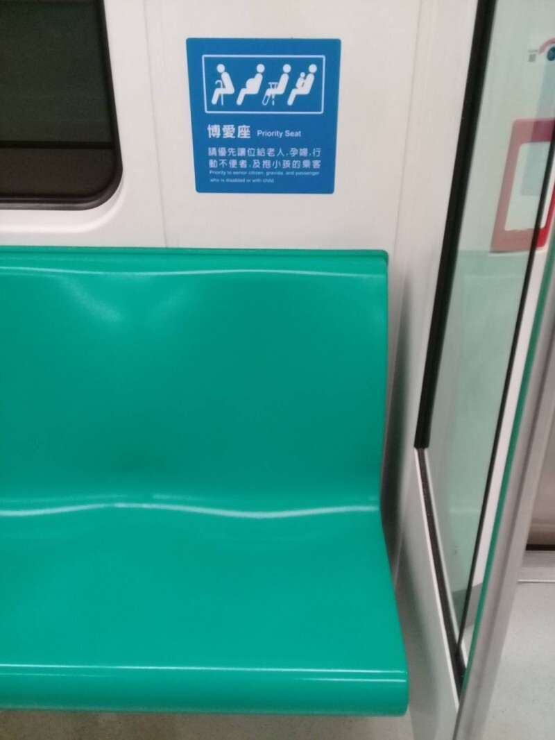 Duduk Sambil Terus Menggoyang Kaki di Kursi Prioritas, Anak Muda Ini Dipukuli 2 Pria Hingga Membenturkan Kepala ke Jendela Kaca