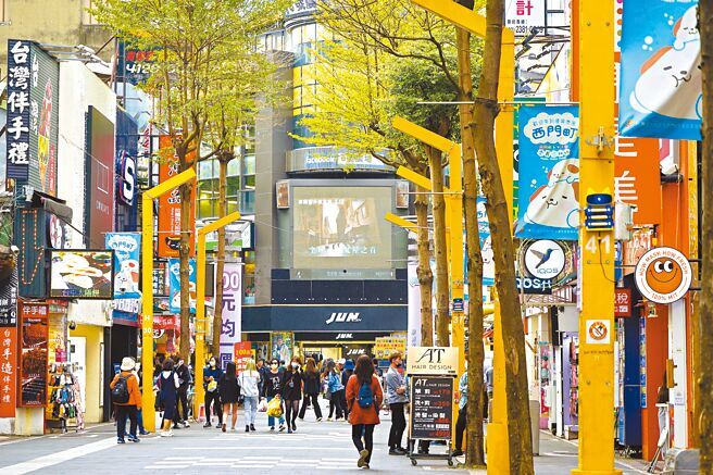 Panas Terik Tak Menyurutkan Antusias Pengunjung untuk Datang Makan! Kedai Makanan Ternama di Ximen Ini Tetap Ramai Pengunjung Meski Tidak Ada AC