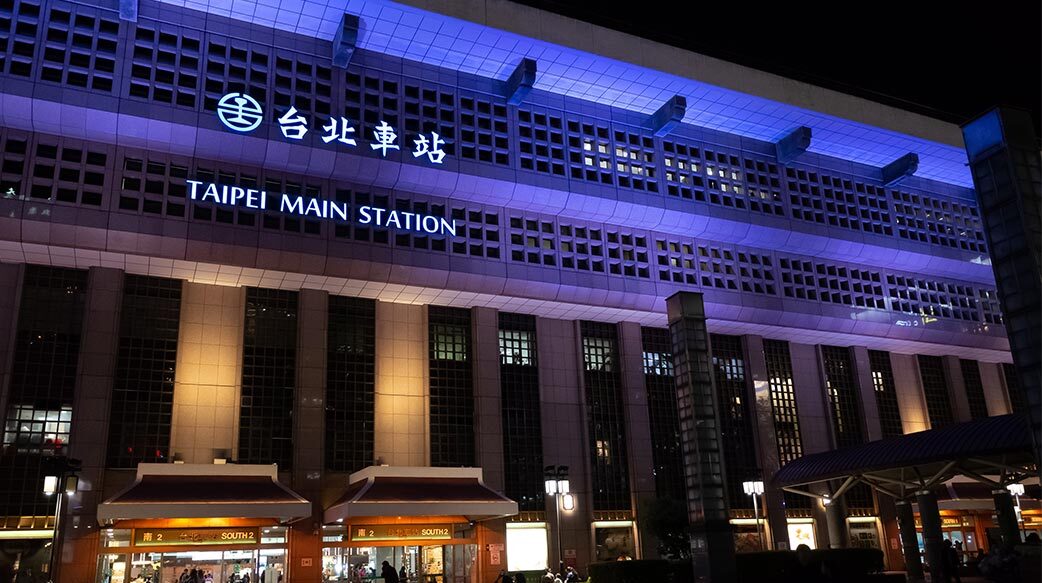 Ada Apa Dengan Aula TMS (Taipei Main Station) Dalam Dua Hari Ini? Netizen Taiwan Tertegun: Kenapa Disulap Seperti Rumah Duka? Kesannya Kog Mistis?