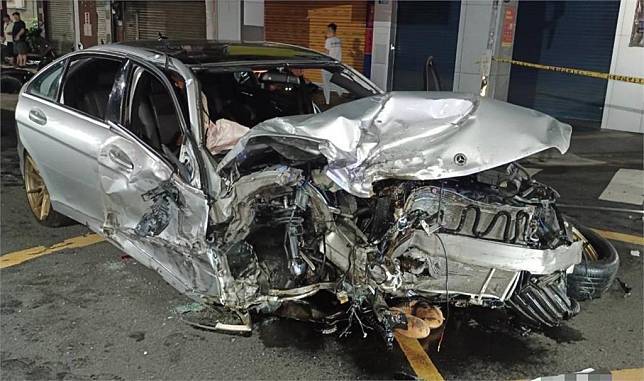Mobil Ngebut di Sanchong Hilang Kendali, Tabrak 19 Kendaraan, Seorang Polisi Tewas, Rekaman Gambar Mengerikan Terungkap.