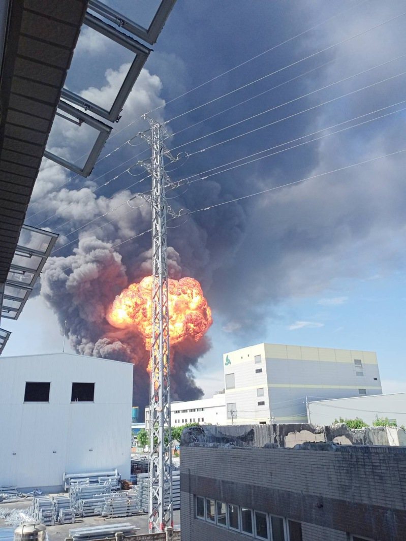 Pabrik Meledak di Tainan Picu Kebakaran Hebat, Warga: Letusannya Luar Biasa Seperti Letusan Gunung Berapi