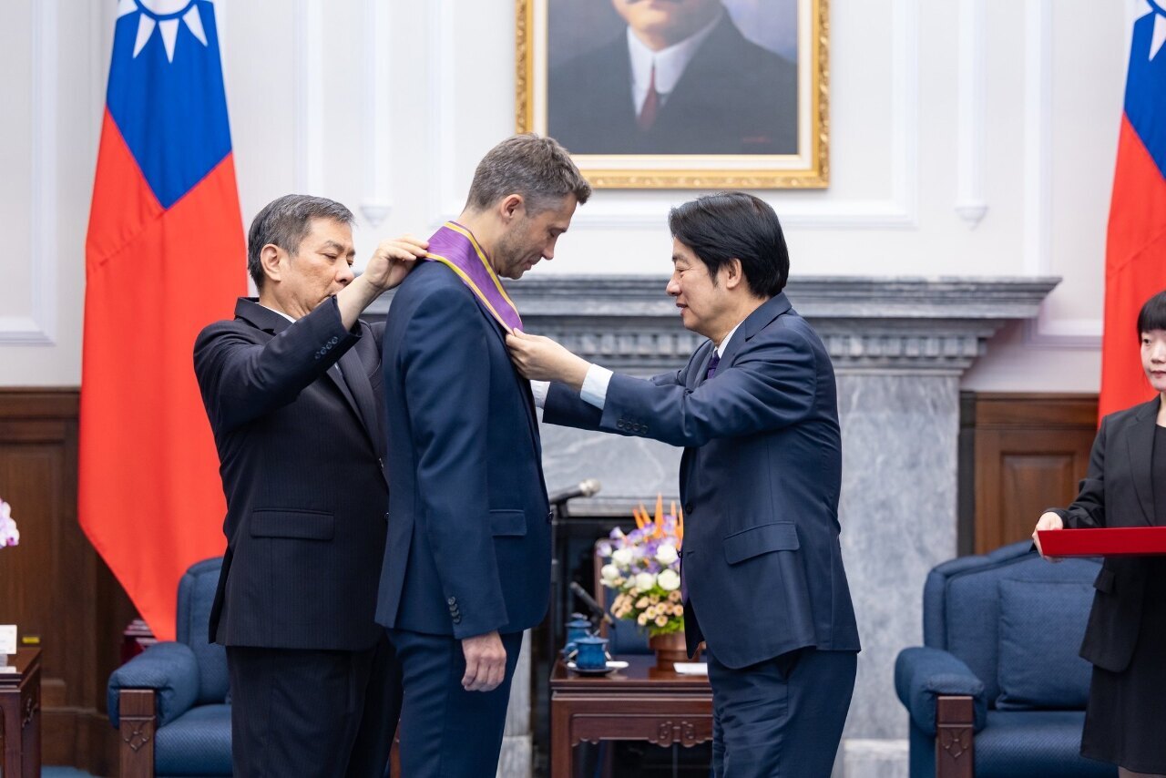 Presiden Semat Lencana Penghargaan Order of Brilliant Star Untuk Filip Grzegorzewski