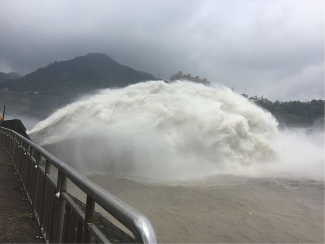 Taifun Gaemi Menyapu Wilayah Tengah dan Selatan Taiwan! 6 Kabupaten/Kota Siaga Banjir Level 1, 17 Waduk Terisi Penuh dan Harus Melakukan Pengurangan Debit Air