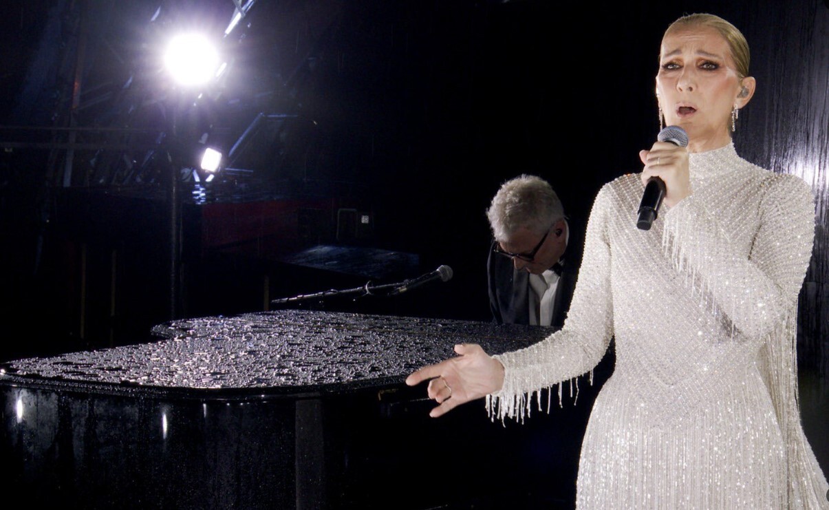 Olimpiade Paris / Celine Dion Tampil Mengagumkan di Menara Eiffel, Akhiri Upacara Pembukaan Olimpiade Paris dengan Sempurna