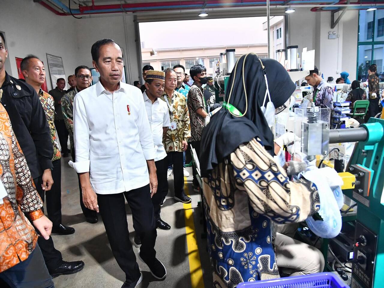 Kunjungan ke Pabrik Sepatu Taiwan di Indonesia, Presiden Jokowi Umumkan 16.000 Pasang Sepatu Ekspor ke AS Pasang Sepatu Ekspor ke A