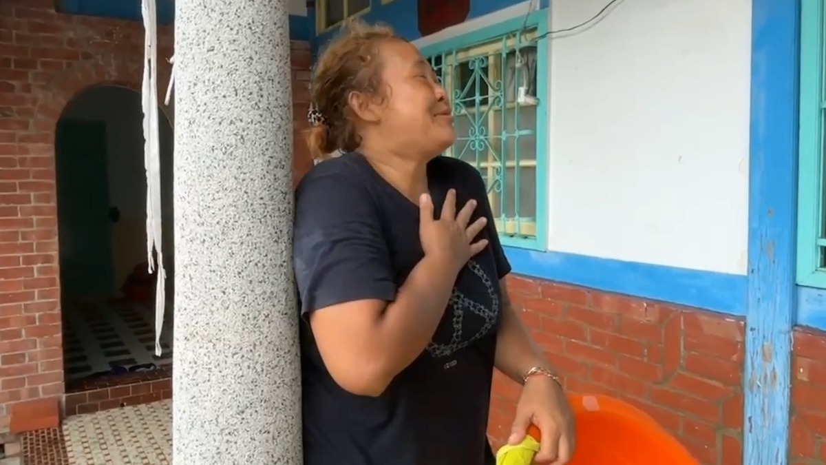 Kisah Haru di Tengah Banjir Taifun Gaemi! Ketinggian Air Sudah Capai Sepinggang, PMI Setia Menjaga Nenek yang Kesulitan Berjalan Sambil Terus Mencari Pertolongan, Netizen Terharu!