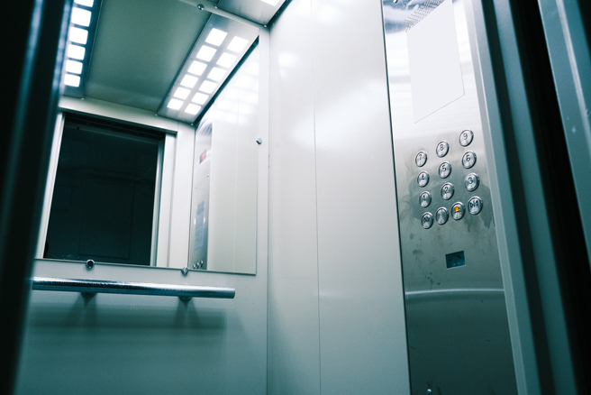 Jangan Bersandar di Cermin Saat Naik Lift! Pakar Ungkap 3 Pantangan Saat Bulan Hantu, Melanggar Bisa Mengundang Masalah dengan Makhluk Halus.