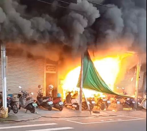 Kebakaran Hebat Melanda Bangunan yang Dibagi-bagi Menjadi 44 Kamar, 3 Meninggal, Penghuni Mengeluh: Pemilik Rumah Pelit Tidak Pasang Detektor Asap