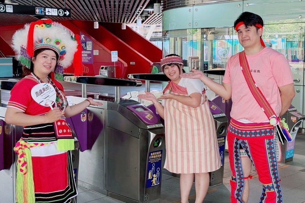 Rayakan Hari Suku Penduduk Asli, MRT Taoyuan Gratiskan Penumpang Berpakaian Suku Penduduk Asli Taiwan
