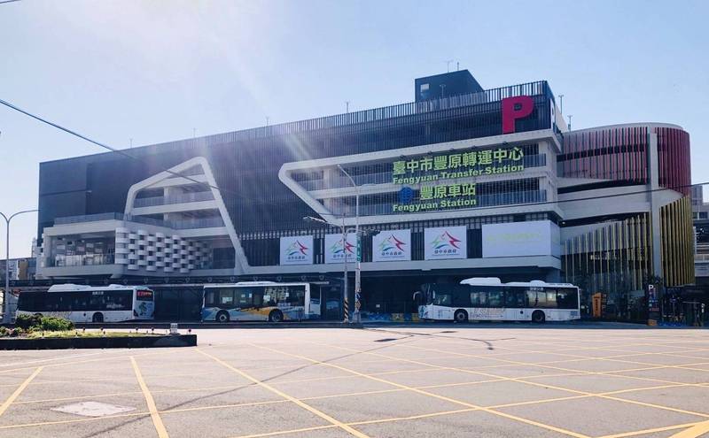 Stasiun Fengyuan di Taichung Dipadati Pekerja Migran, Sepeda Motor Listrik Diparkir Sembarangan di Trotoar, Warga Mengeluh Tidak Bisa Berjalan Kaki, 6.000 Kendaraan Disapu Bersih
