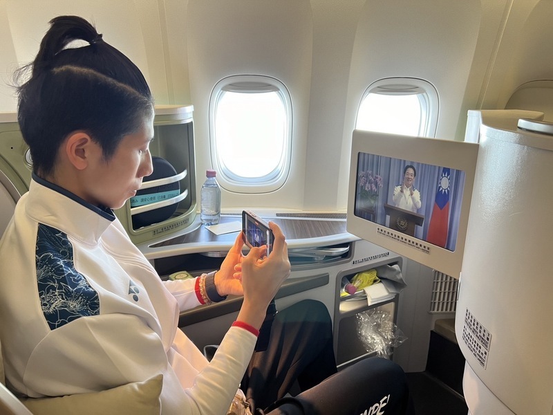 Pesawat Kepulangan Atlet Olimpiade Memutar Video Ucapat Selamat dari Presiden Lai