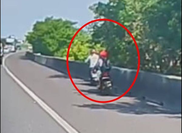 Menegangkan! Dua Pekerja Migran Perempuan Naik Sepeda Motor Listrik Masuk ke Area Jalan Tol, Petugas Bertindak Mengamankan