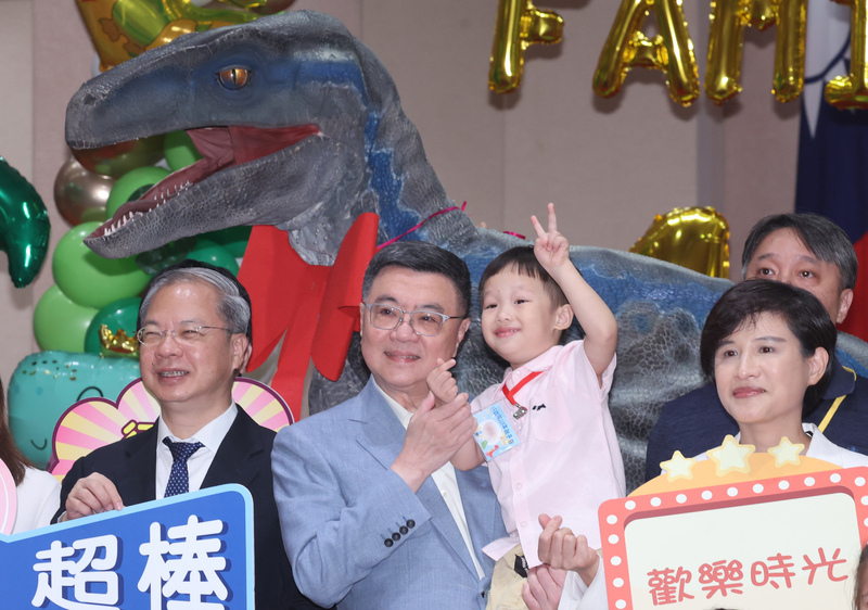Hari Keluarga Yuan Eksekutif, PM Cho Himbau Pegawai Negeri untuk Membantu Mempromosikan Kebijakan Pengasuhan Anak
