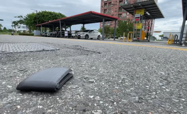 Dompet Berisikan Uang Tunai NT$30 Ribu Jatuh di Jalan! PMA Kembalikan Dompet Kepada Si Empunya, Pemilik: PMA yang Sangat Jujur! Terima Kasih
