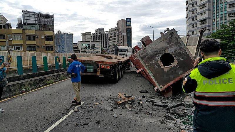 Insiden Truk Trailer Terbalik Terjadi di Jembatan Layang Kota New Taipei, Salah Satu Bagian Jembatan Bolong dan Kondisi Jalan Berserakan