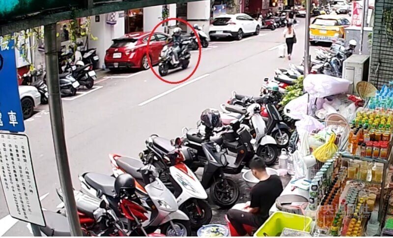 Mengendarai Sepeda Motor Modifikasi dan Pelat yang Telah Dicabut, PMA di Taichung Didenda dan Kendaraannya Disita