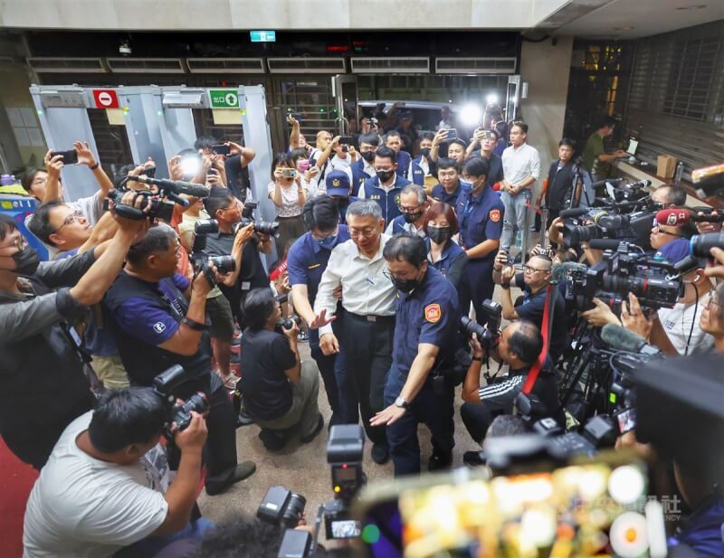 Menolak Diinterogasi Malam Hari, Ko Wen-je Ditangkap di Ruang Sidang, Ajukan Penangguhan Penahanan ke Pengadilan