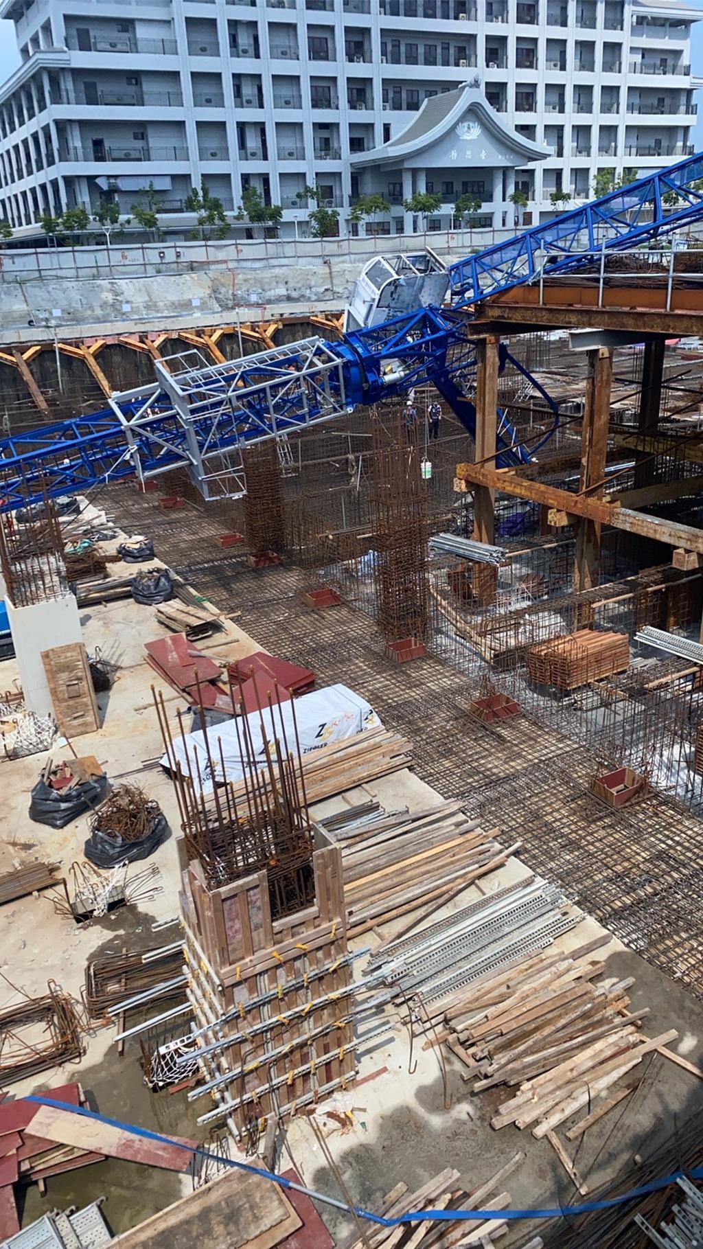 Kecelakaan Nahas di Proyek Konstruksi Mitsui Shopping Park Kaohsiung, Dudukan Crane Tower Patah, Beban Penyeimbang Jatuh, 1 PMA Tertimpa dan Meninggal di Tempat
