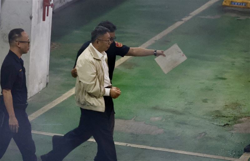 Ko Wen-je Diborgol dan Dikawal Polisi Menuju Mobil Tahanan