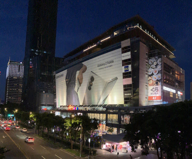 Seorang Pria Meninggal Terduduk di Atas Toilet di Bangunan ATT 4 Fun, Xinyi Taipei: Diduga Karena Menenggak 1 Liter Koktail Dalam Waktu 8 Menit.