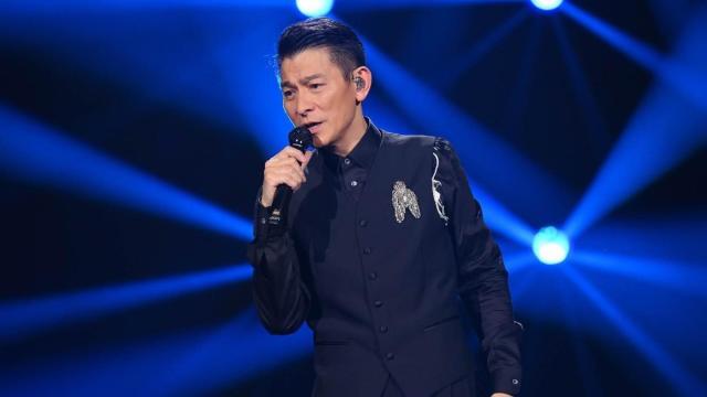 Insiden Tak Terduga di Konser Andy Lau! Lubang Besar Tiba-tiba Muncul di Panggung 