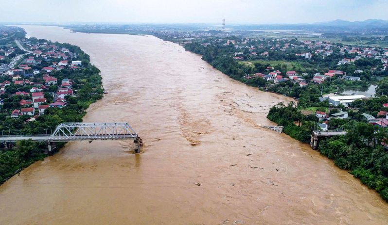 Taifun Yagi Menghantam Vietnam, 59 Orang Meninggal! Gambar Detik-detik Jembatan “Runtuh” Terungkap, Beberapa Mobil Terjun ke Sungai dan Hanyut