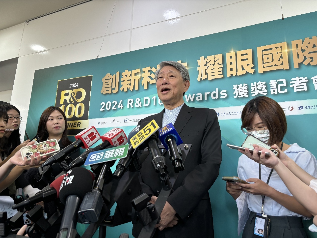Menteri Ekonomi Menyerukan untuk Membina 200.000 Insinyur dalam 4 Tahun, Membawa Taiwan ke Peringkat Tiga Teratas Dunia dalam Didang AI