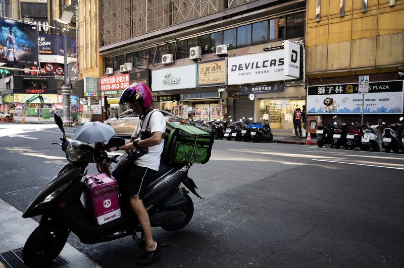 Warganet Ini Terheran-heran, Gaji NT$70 Ribu Sebulan Masih Jadi Kurir Antar Makanan? Netizen Taiwan Sepakat: Itu Hal Normal