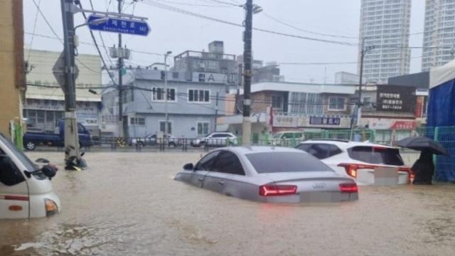 Hujan Deras Memecahkan Rekor di Korea Selatan, 1.500 Orang Mengungsi, Seorang Lansia Terseret Arus Deras, 2 Mobil Terperosok Masuk ke Lubang Besar