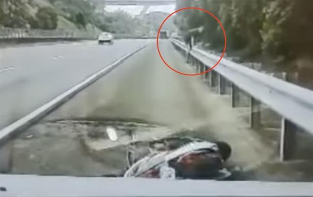 Pekerja Migran Melaju Kencang di Jalan Tol dengan Sepeda Motor! Tiba-tiba Letakkan dan Tinggalkan Sepeda Motor di Bahu Jalan Lalu Kabur Melompati Pembatas Jalan!