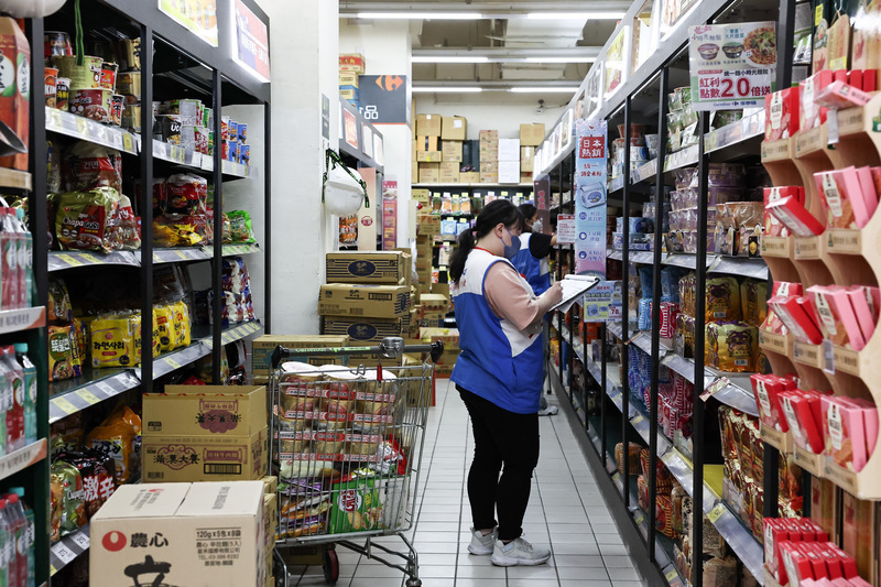 Antisipasi Kebutuhan Pangan Saat Taifun Krathon, Supermarket Tingkatkan Stok Produk Segar 4 Kali Lipat