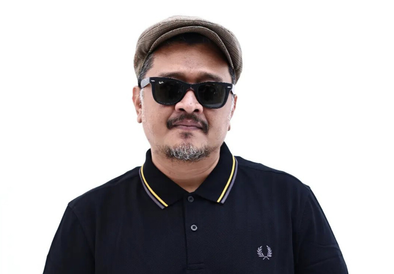 Ade Paloh dari Sore Band dan Warisannya untuk Musik Indonesia