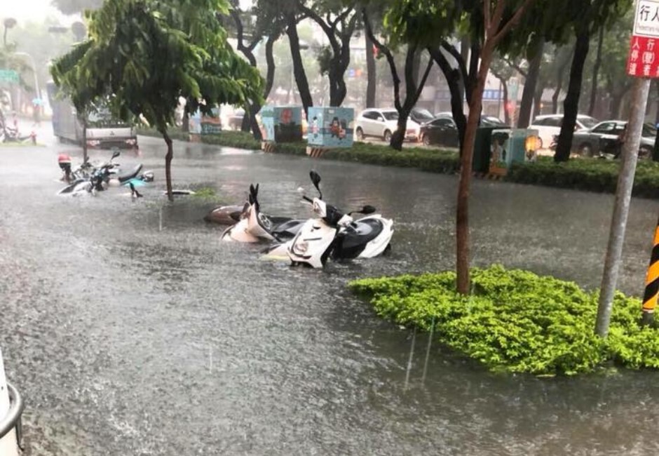 Penangguhan Aktivitas Bekerja dan Sekolah Saat Taifun Melanda, Pakar: Menyatakan Libur 1 Hari Akibatkan Kerugian Ekonomi NT$30 Miliar.