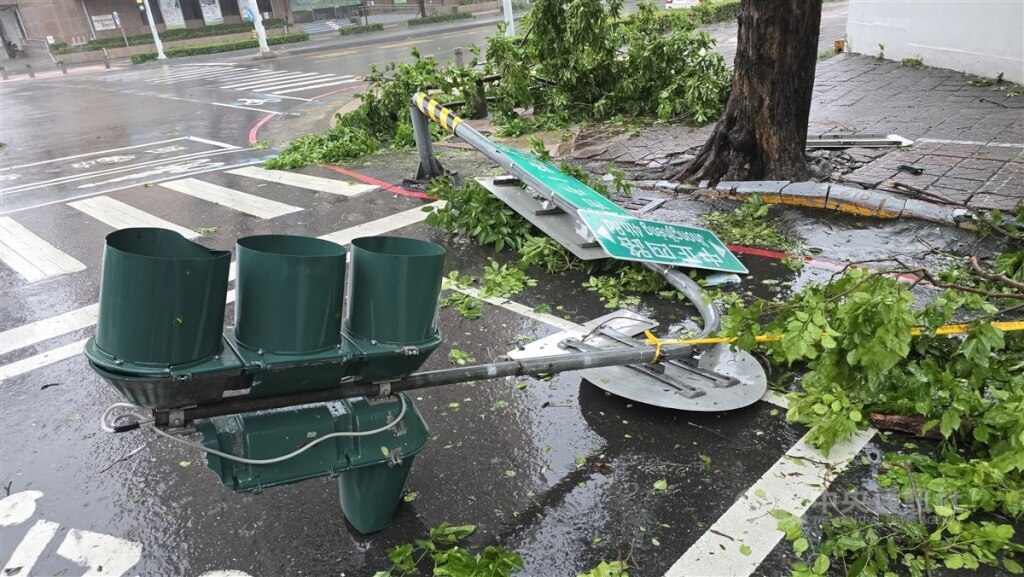 Taifun Krathon Renggut 2 Nyawa, 667 Luka-luka, dan 1 Hilang. Puluhan Ribu Rumah di Kaohsiung Alami Gangguan Air Bersih, Diperkirakan Pulih Bertahap Menjelang Siang