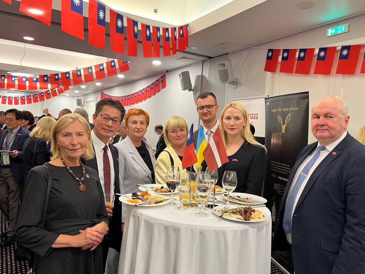 Jamuan Malam Hari Nasional ROC di Latvia,  Andrew H.C. Lee Serukan Bersatu Pertahankan Demokrasi