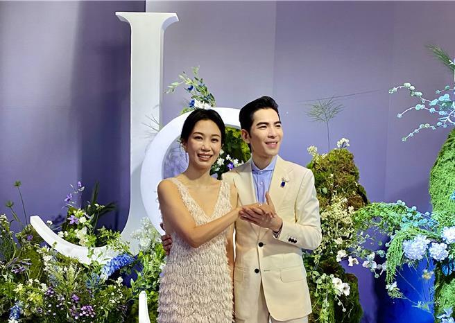 Penyanyi Mandarin Pop Kenamaan Taiwan Menggelar Resepsi Pernikahan Mewah, Cincin Berlian 13,3 Karat Menarik Perhatian