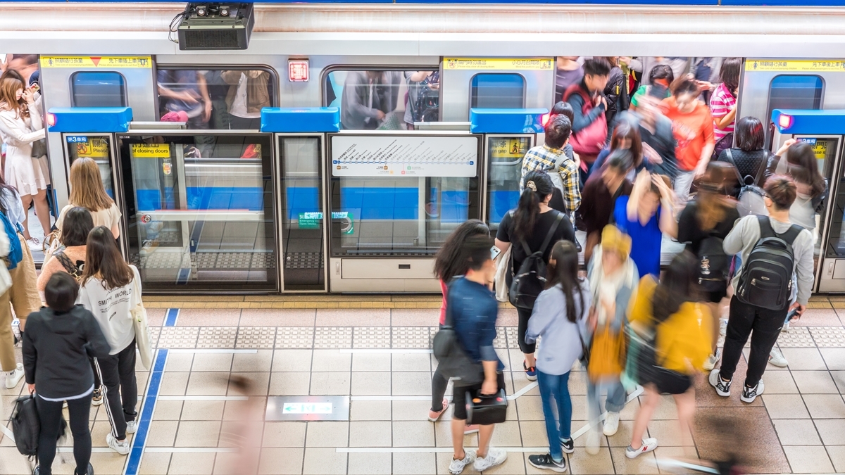 Hindari 3 Perilaku Saat Naik MRT Taipei, Penumpang Geram Saat Melihat 1 Hal Ini: “Percuma Disosialisasikan”