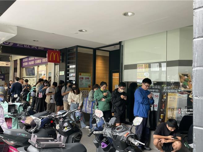 Ada Apa? Anak-anak Muda Taiwan Ramai-ramai Datangi Mc Donald’s, Rela Ngantri dari Pagi Hari